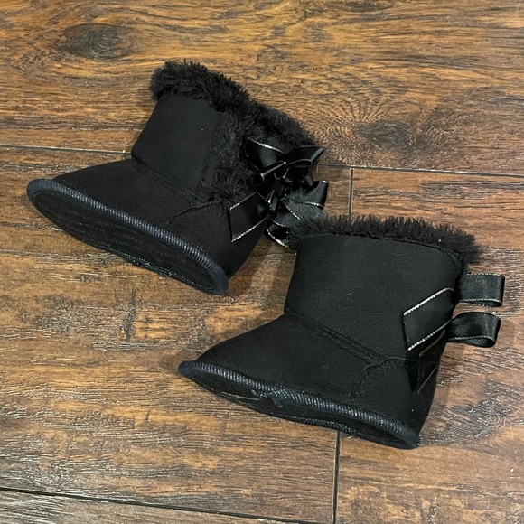 NWOT Koala Baby Black Suede Boots with Fur Trim and Bows on Back, Size 2 - Picture 2 of 7